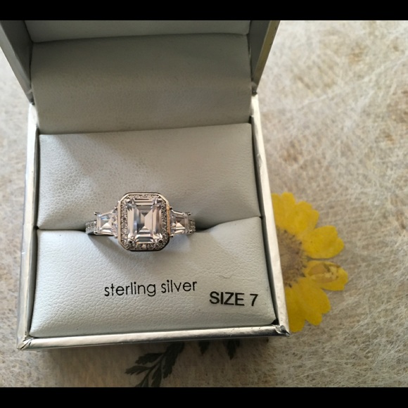 BEAUTIFUL EMERALD CUT RING. CZ AND 925 - Picture 6 of 6